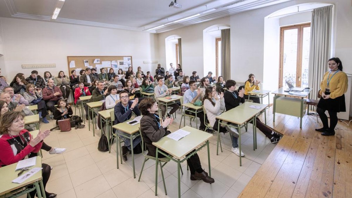 Momento de la ponencia ‘Maquinaria y alienación en la sociedad actual’, impartida por la alumna Lucía Arancio, del centro Lancia (León).-ISRAEL L. MURILLO