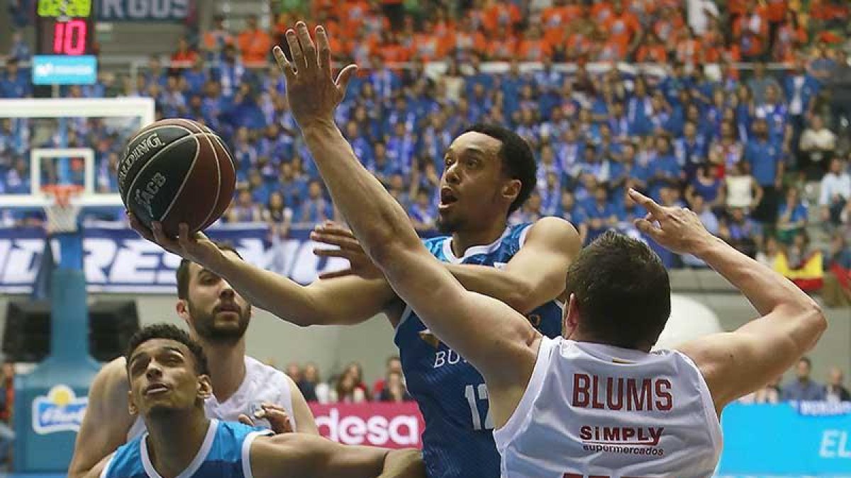 Jenkins dibuja la bandeja ante Blums, ayer.-RAÚL OCHOA