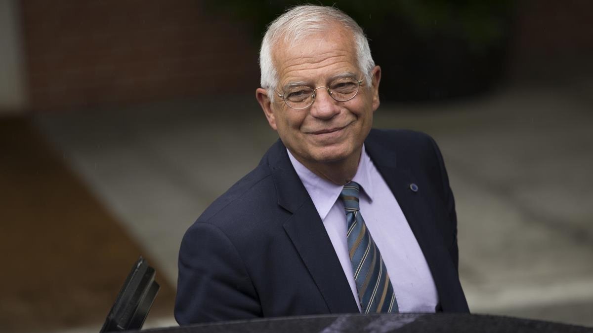 El ministro de Exteriores, Josep Borrell, a su llegada al primer Consejo de Ministros de Sánchez.-AP