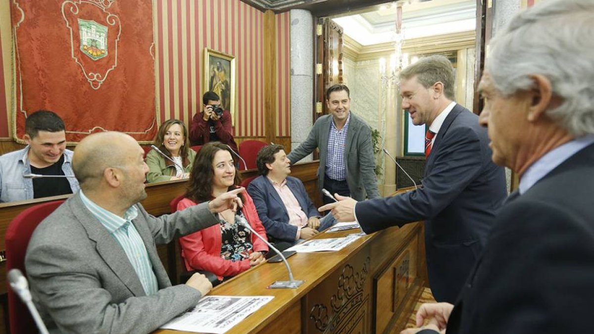 Mahamud, Salinero, Peñalba, Pérez, Jiménez, De la Rosa, Lacalle y Escribano, ayer, charlando antes del Pleno.-RAÚL G. OCHOA