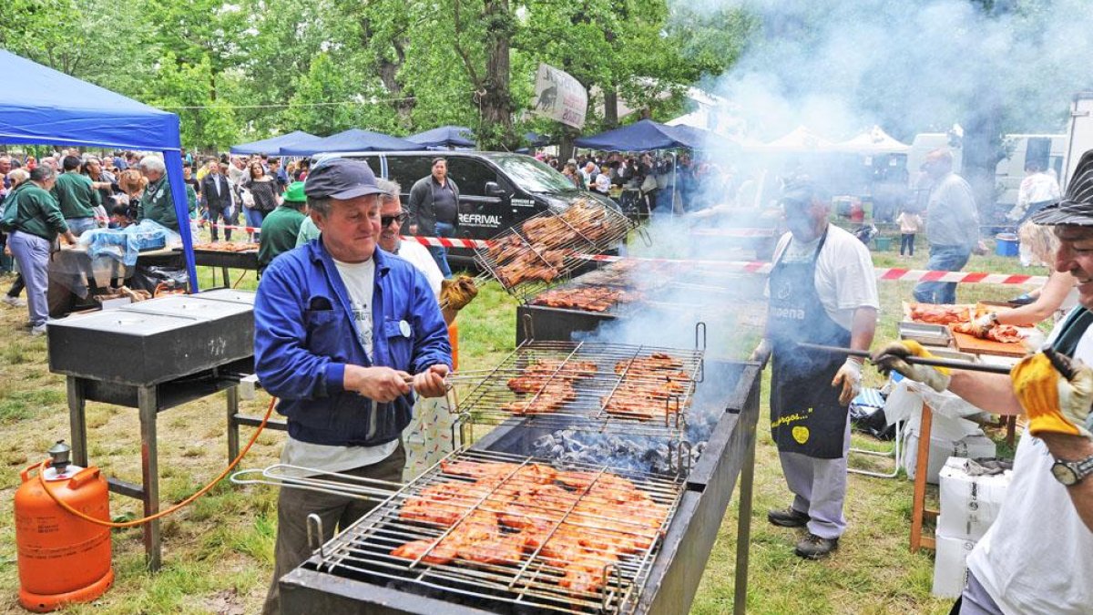 Los precios de los pinchos en la Jira del Parral, organizada por el Curpillos, se mueven entre 1,5 y dos euros.