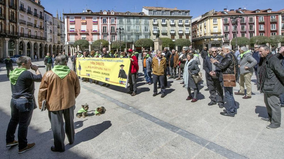 Concentración de ayer en la Plaza Mayor para reclamar la reapertura delDirecto.-ISRAEL L. MURILLO