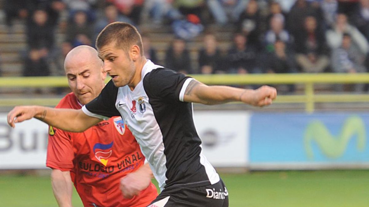 Aitor Granados durante el partido ante el Compostela.-ISRAEL L. MURILLO