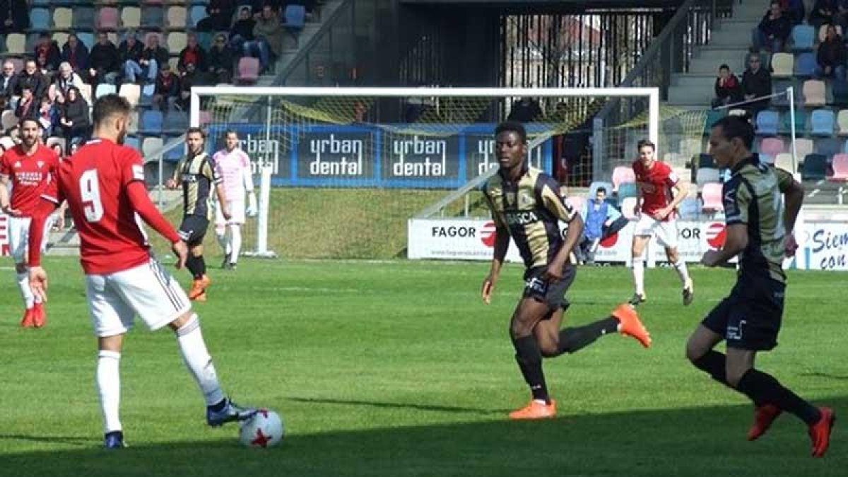 Camacho controla el balón ante la presión de dos rivales, ayer, en Lasesarre.-TWITTER / @CDMIRANDES