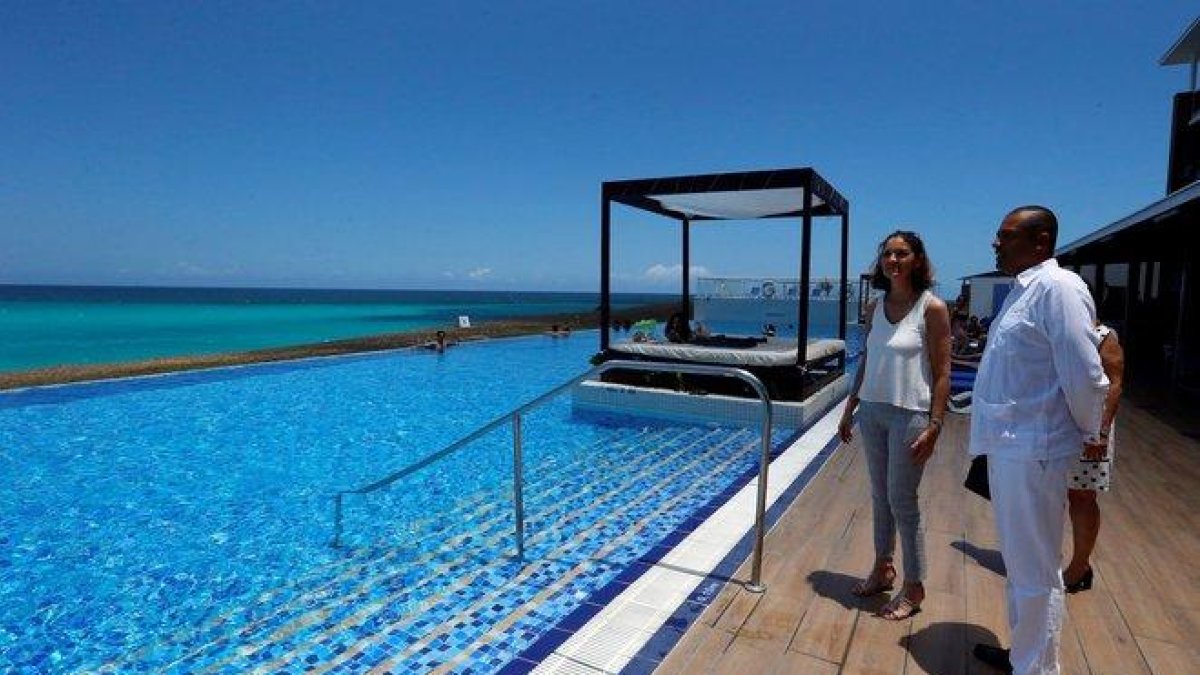 La ministra de Turismo de España, Reyes Maroto, recorre hoteles de empresas españolas en Cuba.-EFE