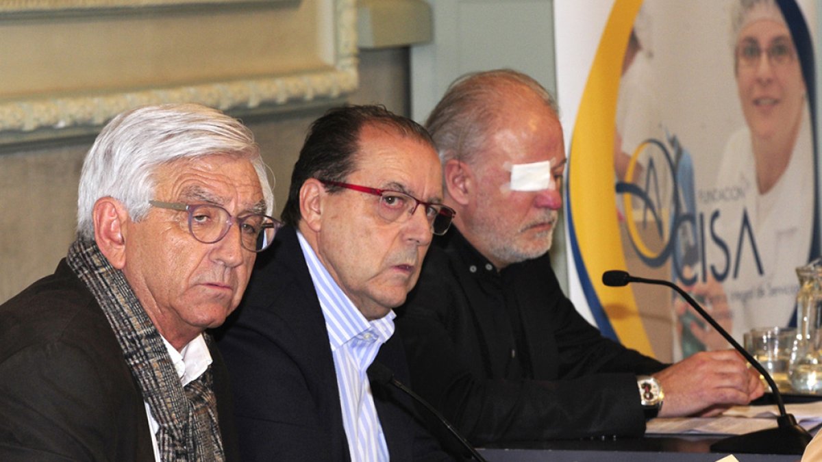 Los responsables de Aspanias, ayer, en una rueda de prensa para explicar la situación. ISRAEL L. MURILLO