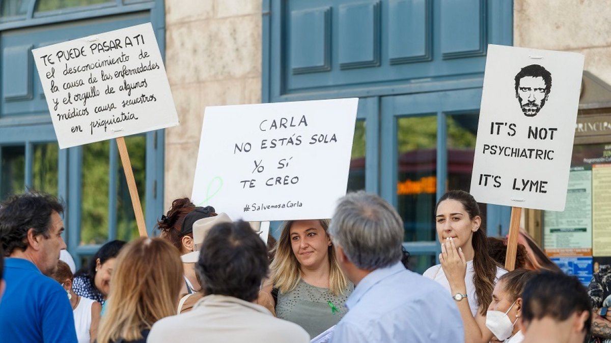 Concentración de apoyo a Carla Hernando, paciente con Lyme ingresada contra su voluntad en el área de Psiquiatría del HUBU. SANTI OTERO