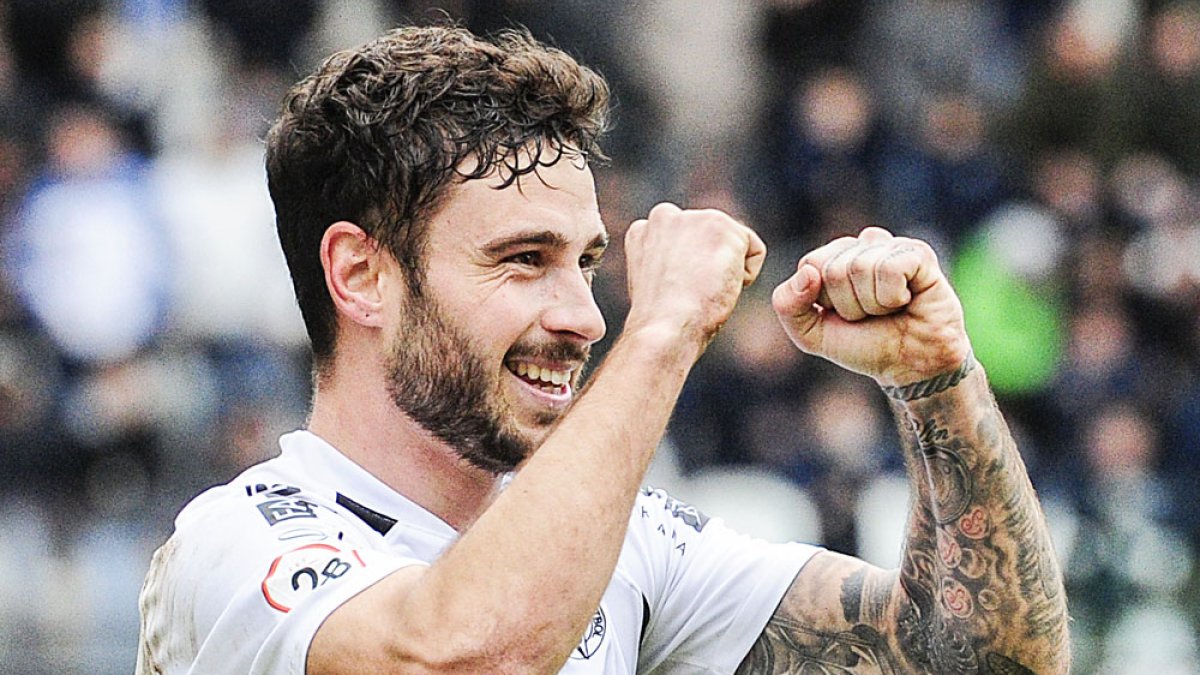 Miki Muñoz festeja su primero gol con la camiseta del Burgos CF.