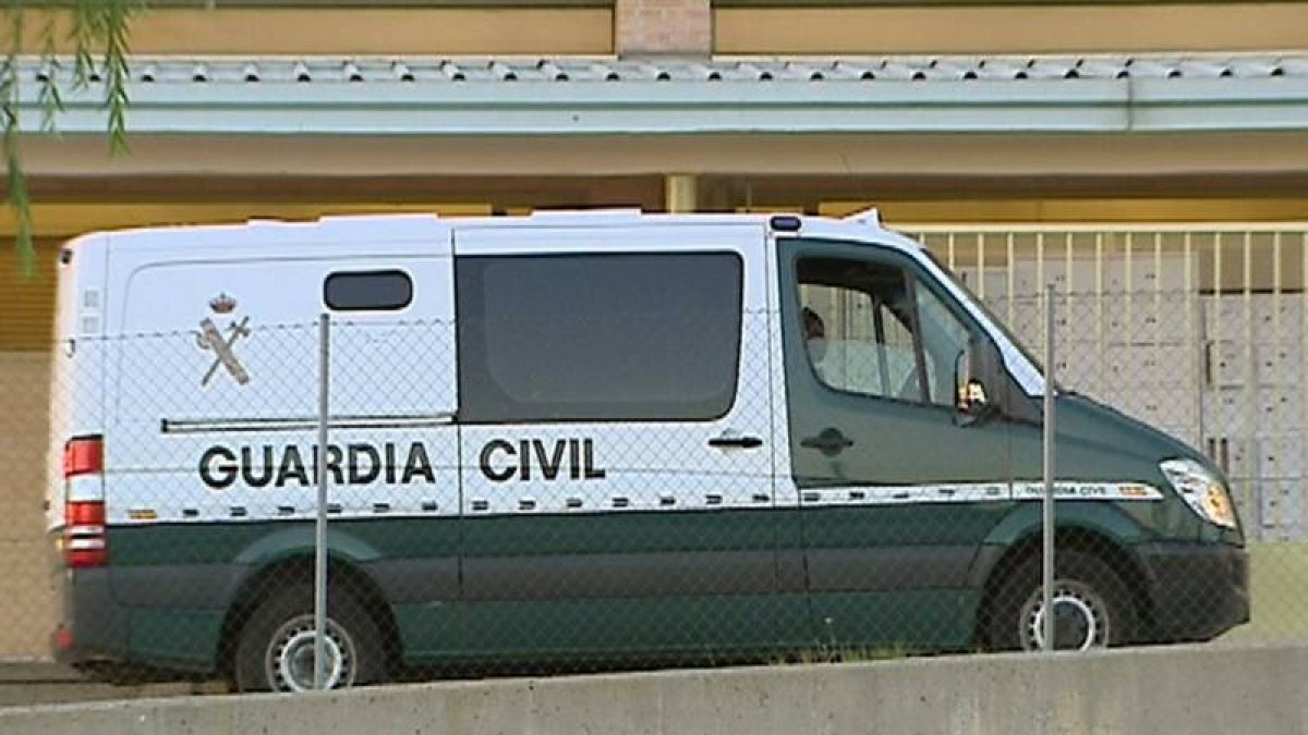 Una furgoneta de la Guardia Civil transporta al exconsejero madrileño Francisco Granados y su amigo y socio David Marjaliza a la prisión de Soto del Real.-Foto: EFE