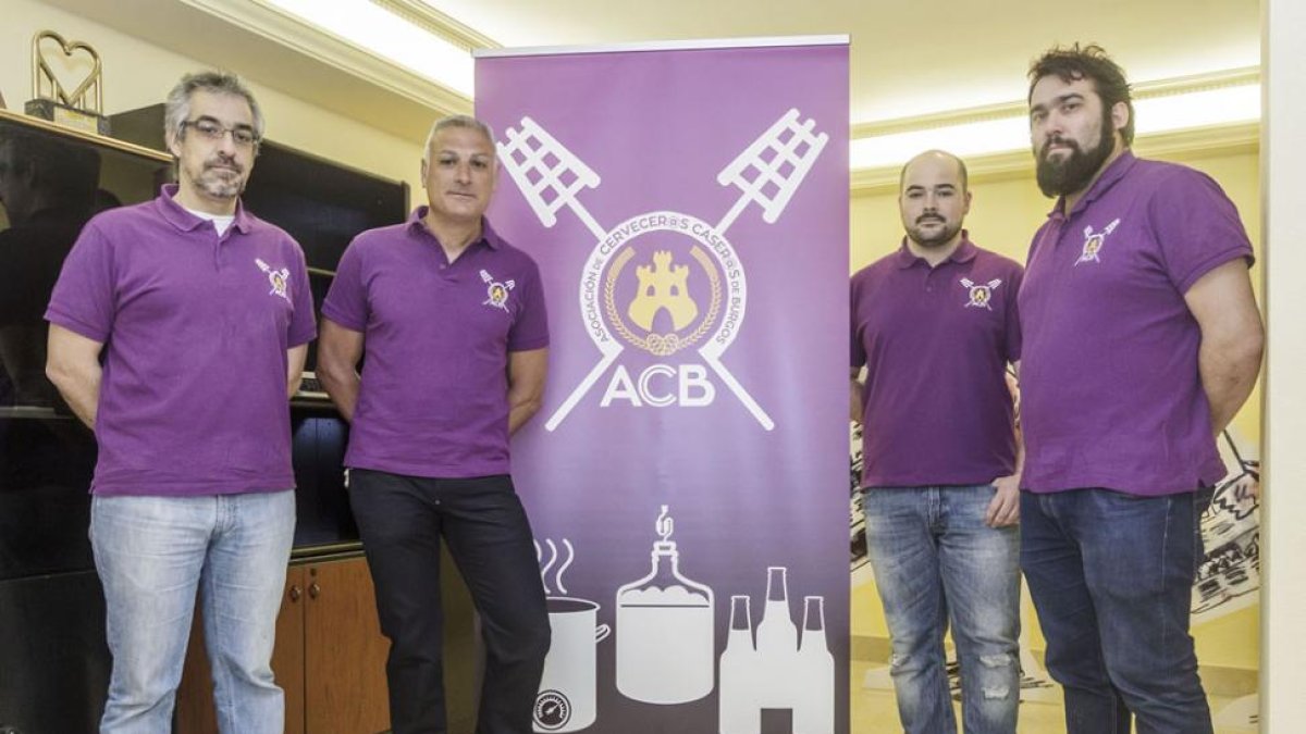 Jose Manuel Cuesta, Miguel Rebollo, Rubén Clemente y Ricardo Díez, miembros de la asociación.-SANTI OTERO