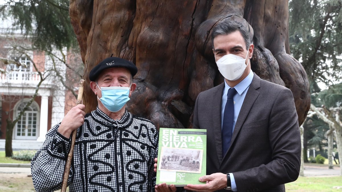 Sánchez recibió un ejemplar del libro 'En sierra viva'. MONCLOA