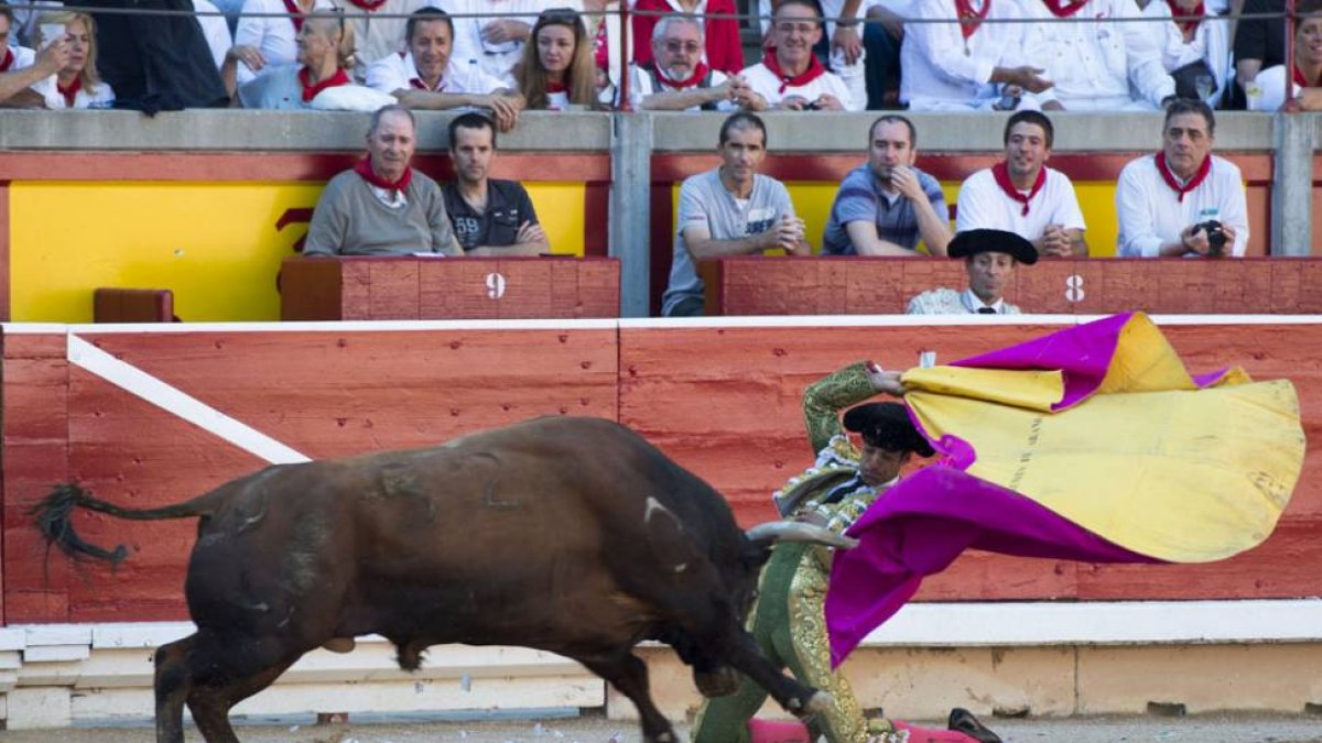 El torero de Aranda lo puso todo para triunfar ante el público de Pamplona.-ECB