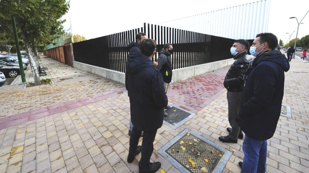 De la Rosa y Marañón, durante una visita a las obras del campo de fútbol junto a otros concejales. ECB