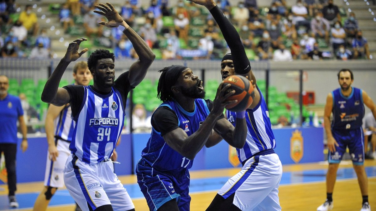 Braimoh gana la posición en la pintura en el choque disputado ante el Oporto en el Coliseum. TOMÁS ALONSO
