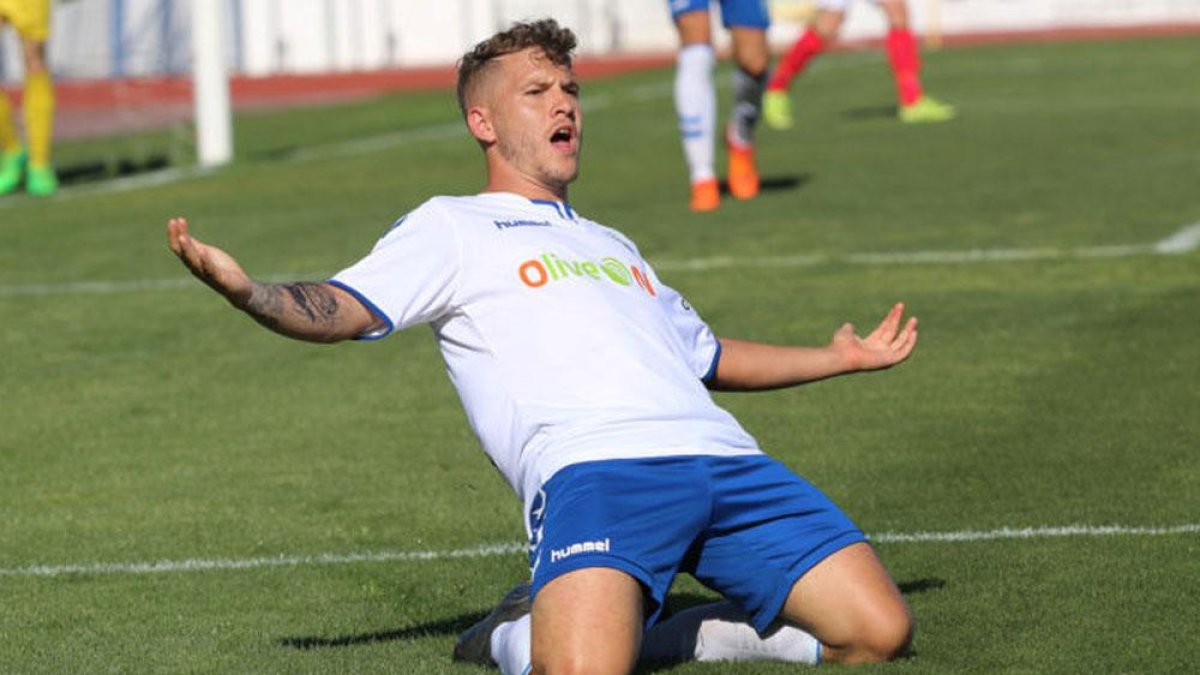 Juanma celebra uno de los goles que marcó con el Marbella.-ALSOLDELACOSTA.COM