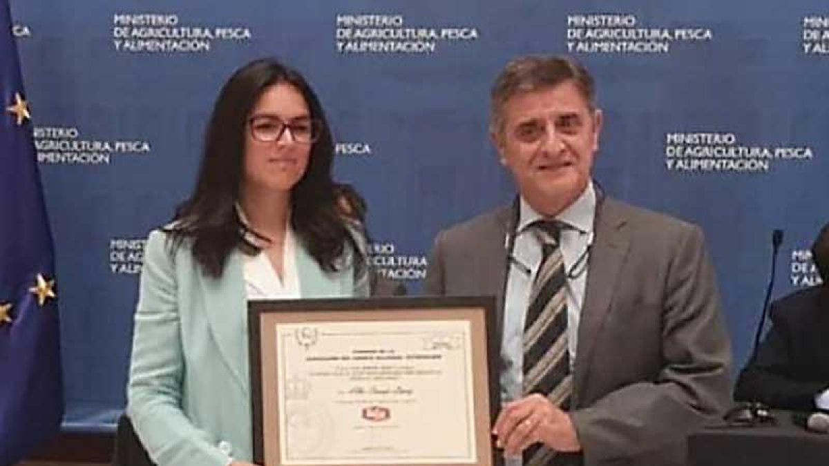 La veterinaria burgalesa Alba Carazo recogió su premio el jueves en Madrid.-ECB