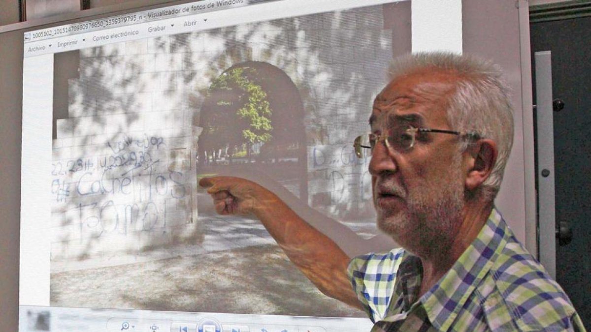 El colectivo lleva 20 años denunciando la situación del Arco.-G. G.