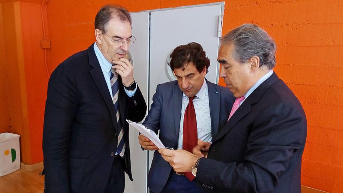 El presidente del CB Miraflores, Jesús Martínez (en el centro) charla con los directivos del CB Tizona Miguel Ángel Benavente (izquierda) y Fernando Andrés, ayer, en El Plantío.-ECB