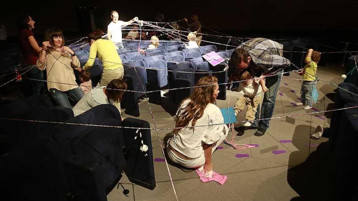 La instalación se extiende por distintas estancias de Cultural Cordón como el patio de butacas, por donde pasa el ‘Camino de la Experimentación’.-Raúl Ochoa