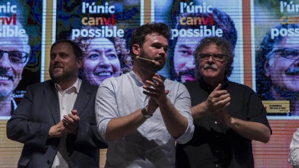 Oriol Junqueras, Gabriel Rufián y Joan Tardà, este jueves, en el arranque de la campaña de ERC en Barcelona.-CARLOS MONTAÑÉS