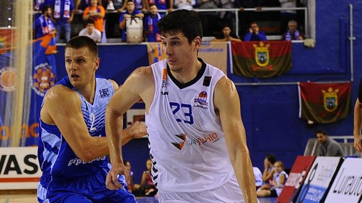 Goran Huskic inicia la penetración a canasta durante un partido.-MARÍA GONZÁLEZ / CB MIRAFLORES