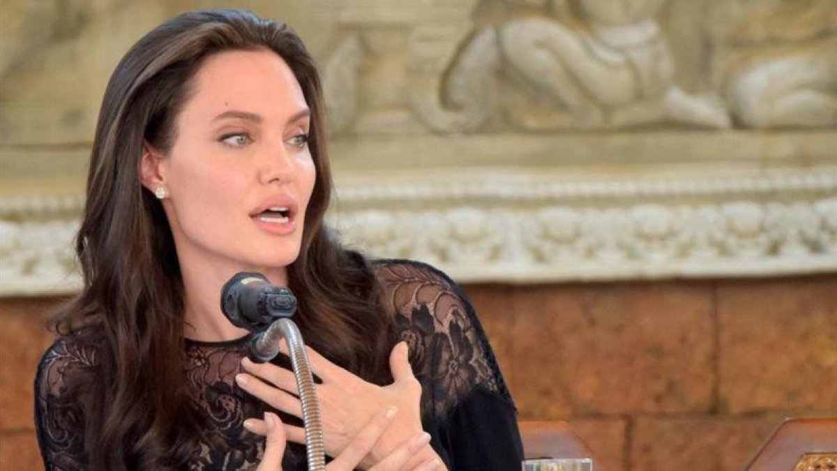 Angelina Jolie, en una rueda de prensa para presentar su película.-AFP / TANG CHHIN SOTHY