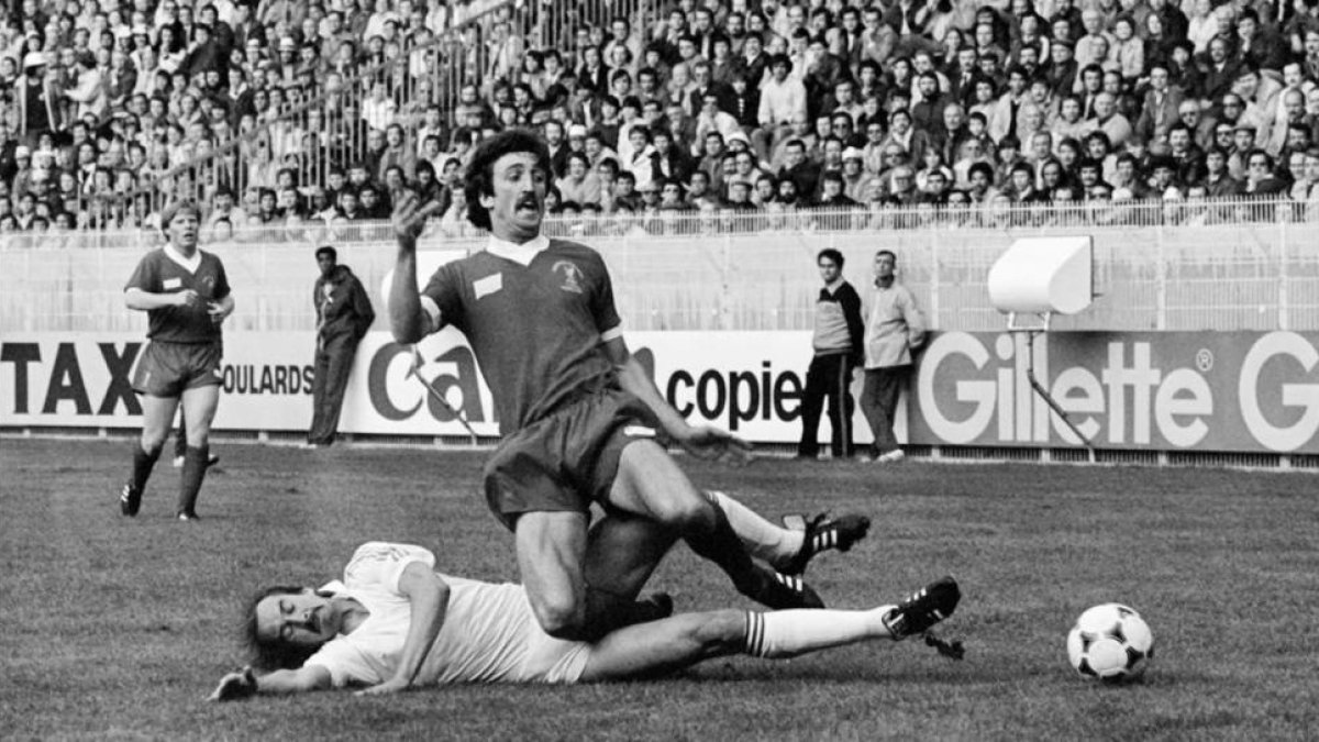 Uli Stielike va al suelo para disputar un balón a Graeme Souness en la final de París de 1981.-AFP / DOMINIQUE FAGET