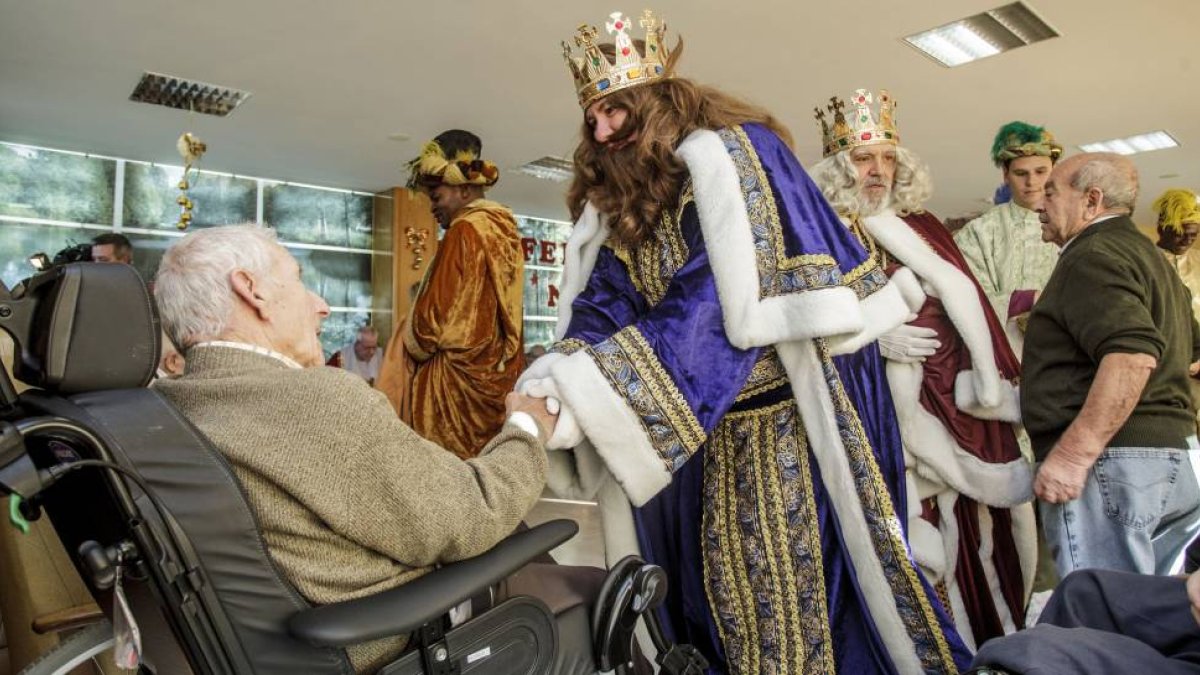 La primera visita de sus Majestades fue a los ancianos de la residencia de las Hermanitas de los Pobres.-SANTI OTERO