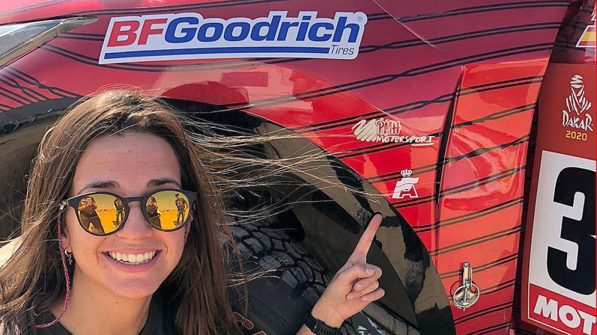 Cristina Gutiérrez posa delante de su coche en el Rally Dakar.-PARK36