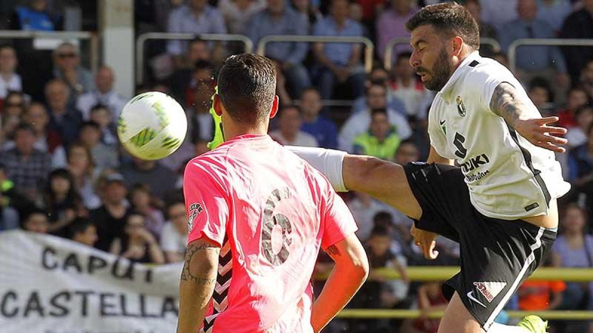 El ariete blanquinegro Adrián golpea un balón en posición acrobática en el choque de ayer frente a la Cultural Leonesa-Santi Otero