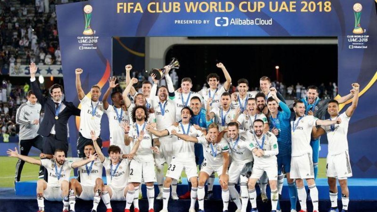 El Real Madrid celebra el triunfo en Abu Dabi en el Mundial de Clubs.-EL PERIÓDICO