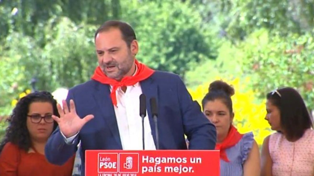 José Luis Ábalos, ministro de Fomento y secretario de Organización del PSOE, en la Fiesta de la Rosa de los socialistas de León.-PSOE
