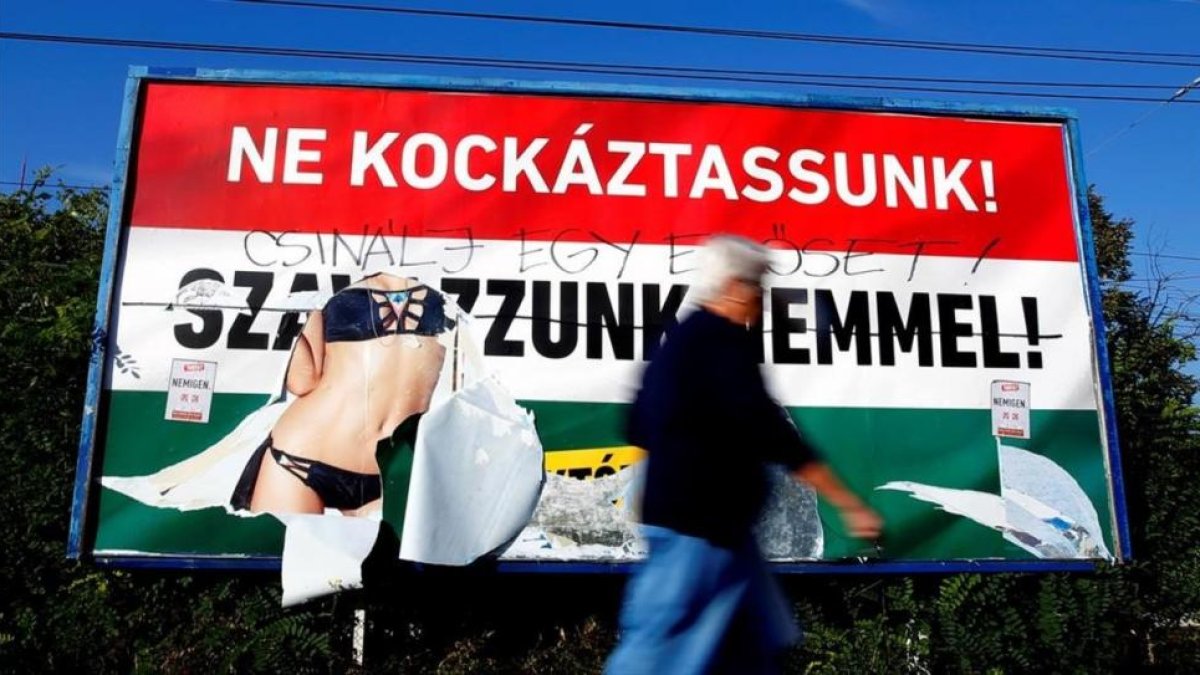 Cartel de la campaña gubernamental por el 'no' en el referéndum de Hungría.-REUTERS / LASZLO BALOGH