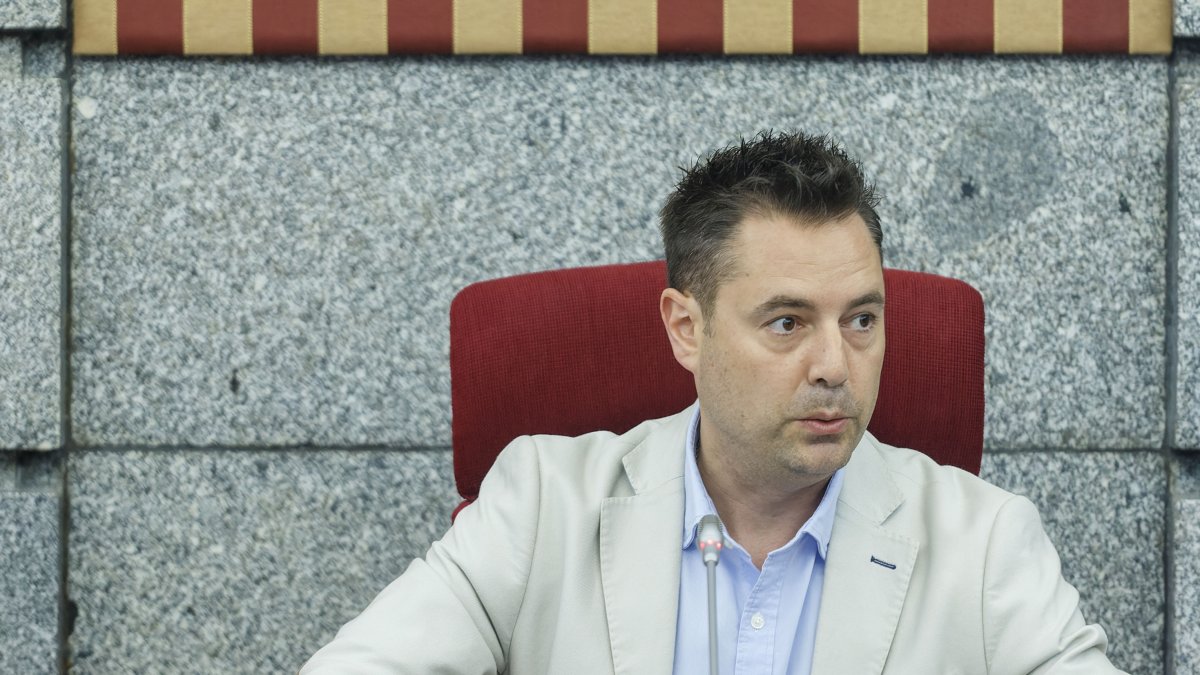 El alcalde, Daniel de la Rosa, ordena el debate durante el Pleno municipal. SANTI OTERO