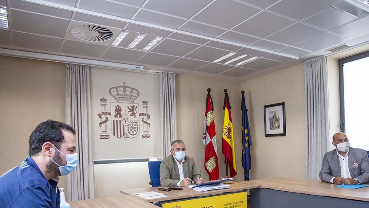 Representantes de la federración se reunieron ayer con el subdelegado del Gobierno. SANTI OTERO