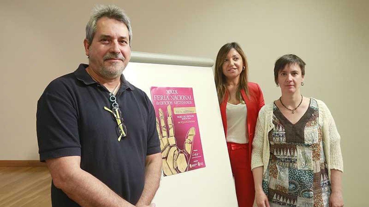 Roberto Fernández, Carolina Blasco, y Yolanda Pozo, secretaria de la asociación.-RAÚL G. OCHOA