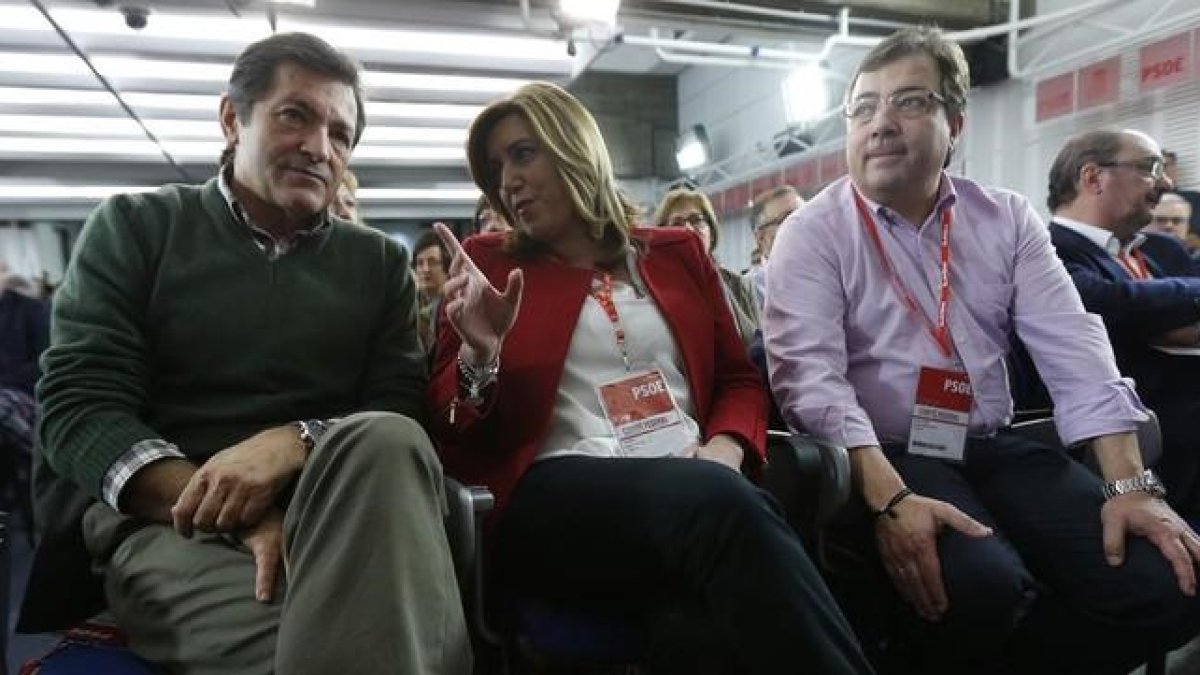 Javier Fernández, Susana Díaz y Guillermo Fernández Vara, durante la reunión del comité federal del PSOE del pasado sábado.-DAVID CASTRO