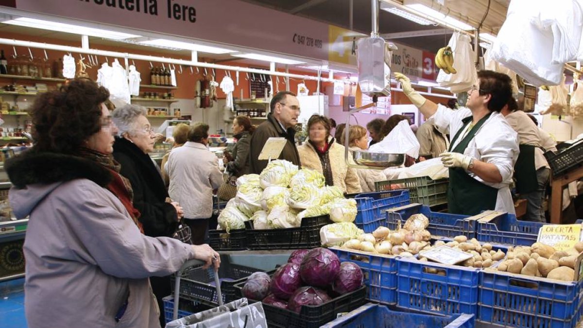La caída de los salarios y la subida del IPC  han provocado una pérdida del poder adquisitivo.-ISRAEL L. MURILLO