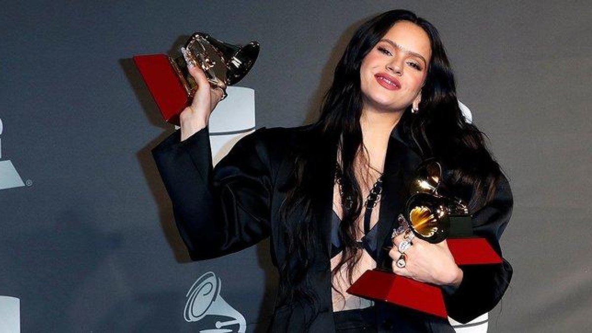 Rosalía, con los tres premios cosechados en los Grammy Latinos, el jueves en Las Vegas.-EFE / NINA PROMMER