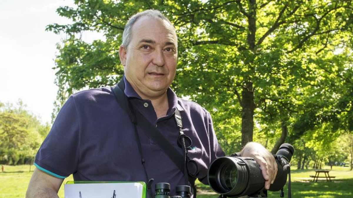 Miguel Ángel Pinto siempre está listo para la observación de la naturaleza-SANTI OTERO