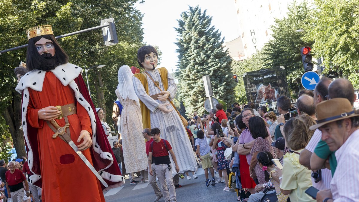 Los gigantones salieron en desfile desde el colegio de La Salle. SANTI OTERO