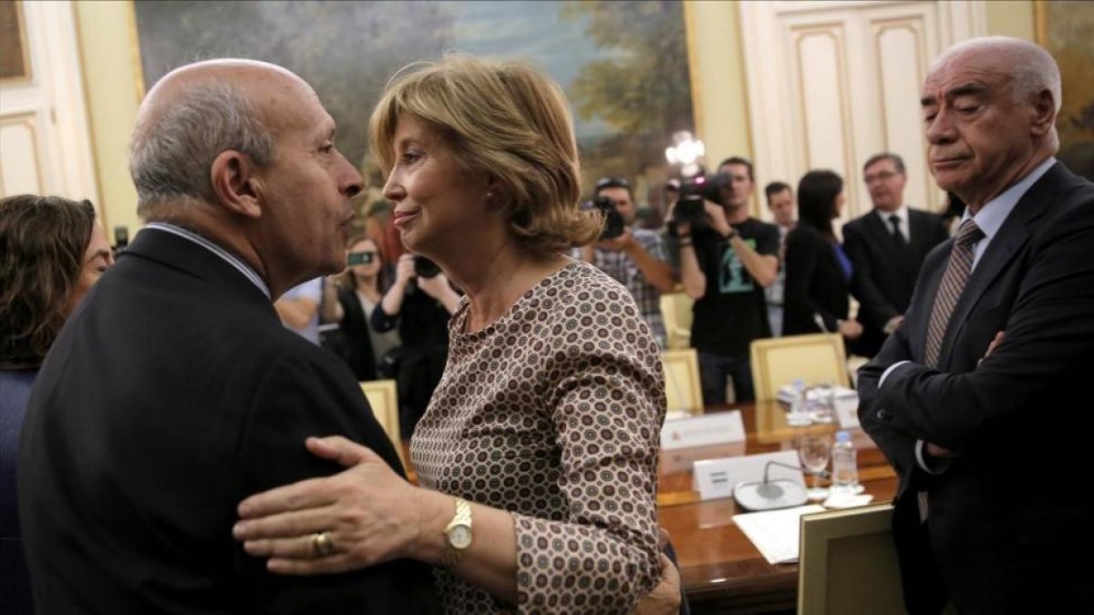El ex ministro de Educación, José Ignacio Wert, y la cexconsellera de Ensenyament, Irene Rigau, se saludan al inicio de una Conferencia Sectorial en junio del 2014.-JOSÉ LUIS ROCA