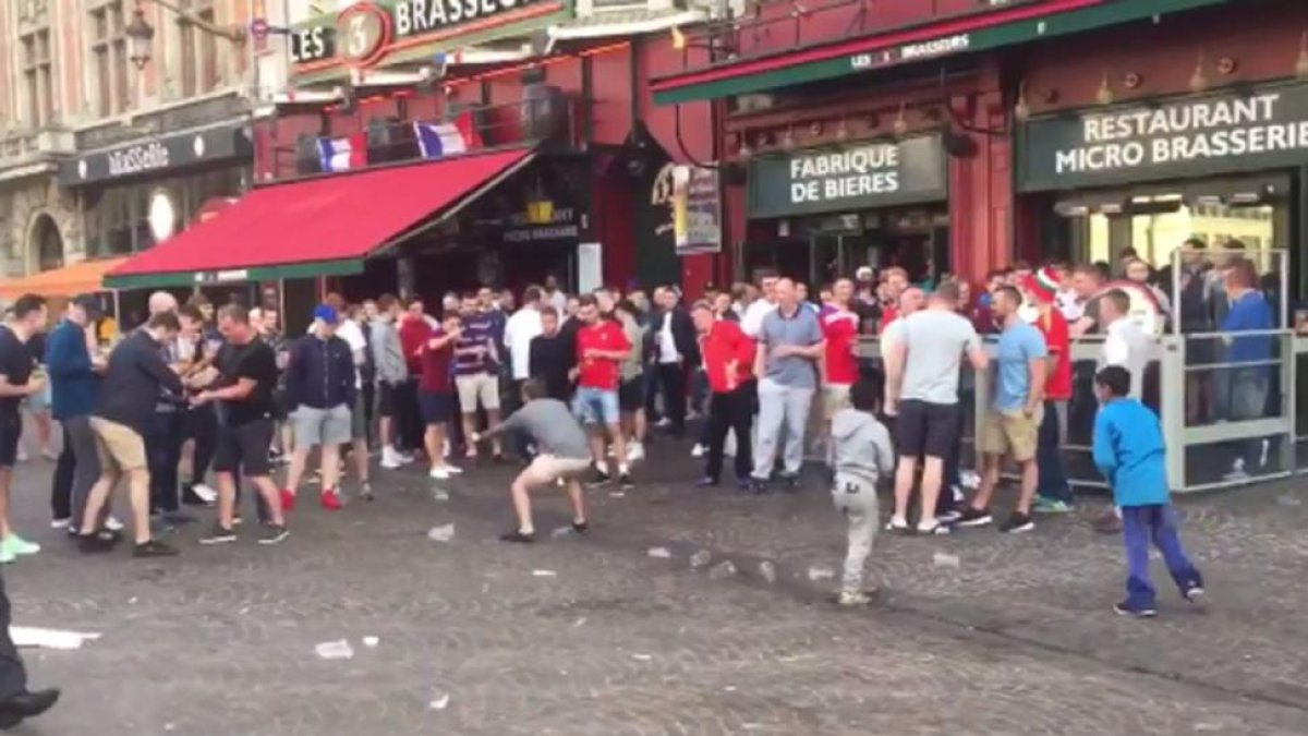 Hinchas inglesas se burlan de niños mendigos en Lille.-