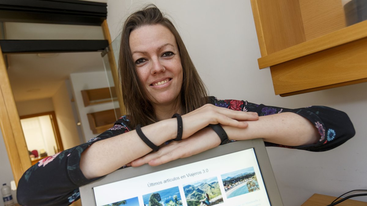 Rebeca posa con la portada de su blog ‘Viajeros 3.0’. SANTI  OTERO