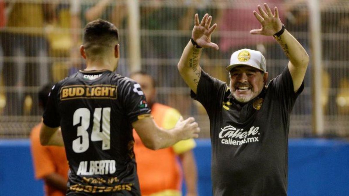 Maradona festeja un gol con uno de sus jugadores.-STRINGER