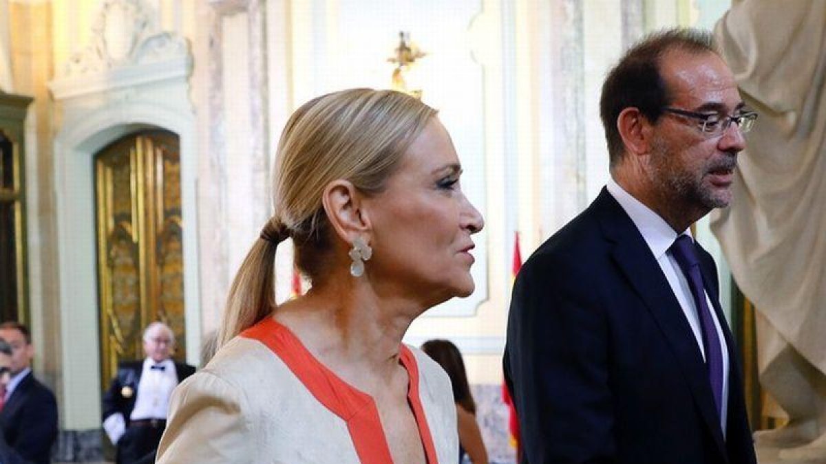 La presidenta de la Comunidad de Madrid, Cristina Cifuentes, a su llegada hoy al salón de Plenos del Tribunal Supremo para asistir a la solemne sesión de apertura del año judicial.-ANGEL DIAZ (EFE)