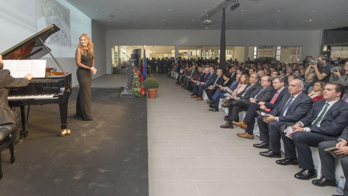 La soprano Ainhoa Arteta amenizó ayer la inauguración de las nuevas instalaciones del Grupo Ureta, que dan cabida a Seat, Volkswagen-Audi y Skoda.-ISRAEL L. MURILLO