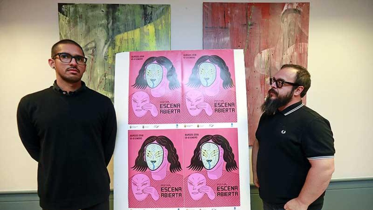 Ricardo Campelo (i.) y Luiggi Falcone, junto al cartel del Escena Abierta, firmado por Mabel Esteban.-Raúl Ochoa