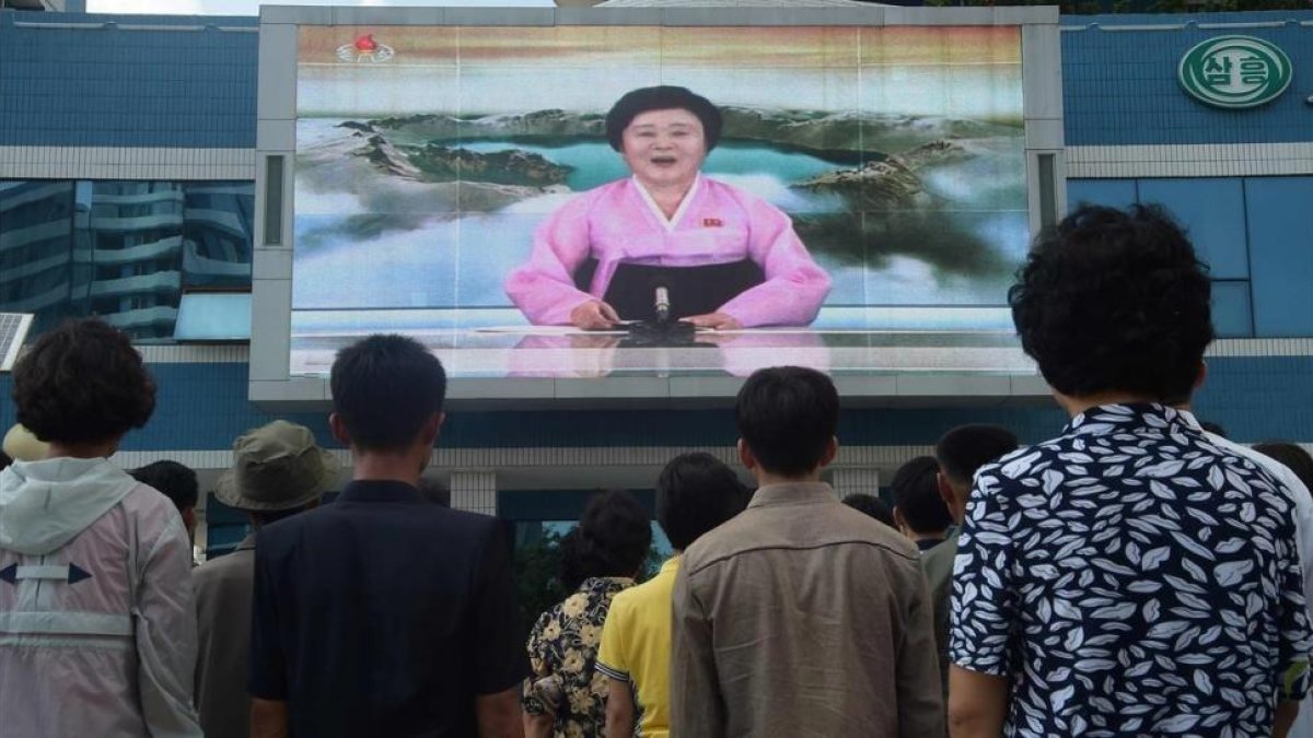 Ciudadanos de Pionyang miran en una pantalla gigante cómo la televisión norcoreana anuncia que el país ha probado con éxito una bomba de hidrógeno, el 3 de septiembre del 2017.-AFP / KIM WON-JIN