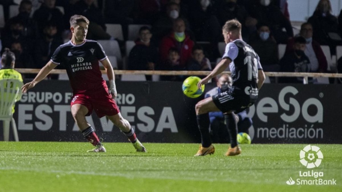 Carreira busca el pase. LALIGA